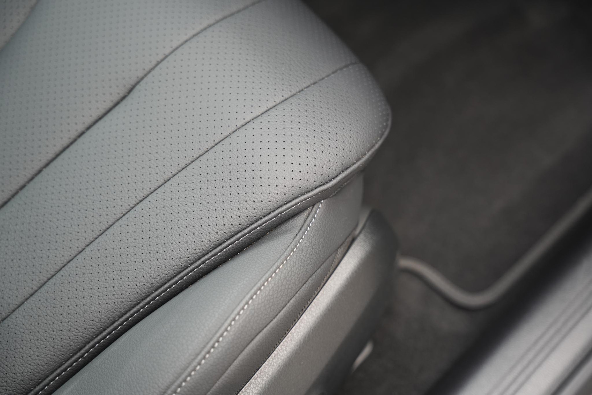 Mercedes-Benz E-Klasse All-Terrain 300 de 4MATIC All-Terrain 2025 Velvet brown-metallic finish (771U) 26