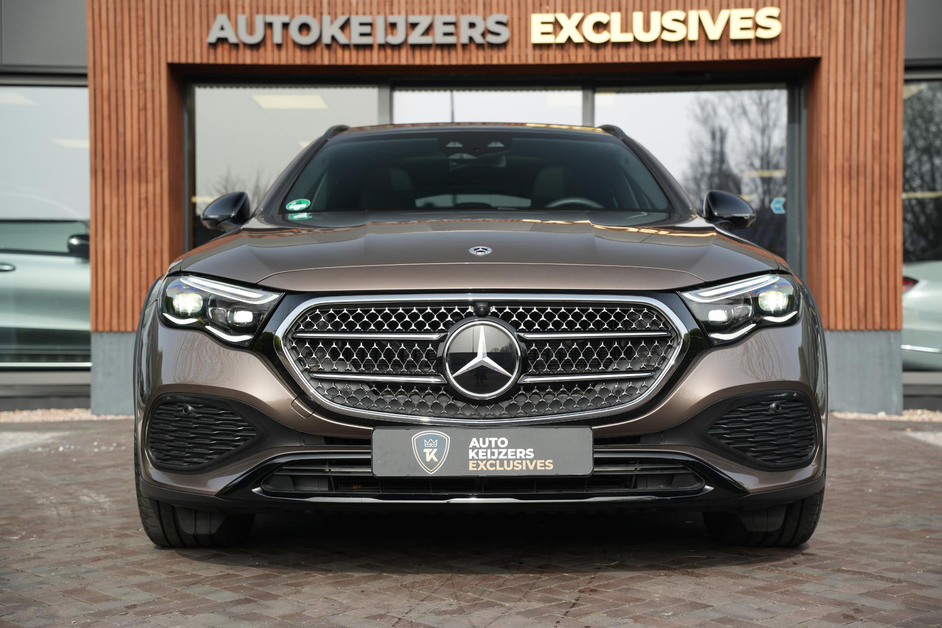 Mercedes-Benz E-Klasse All-Terrain 300 de 4MATIC All-Terrain 2025 Velvet brown-metallic finish (771U) 3