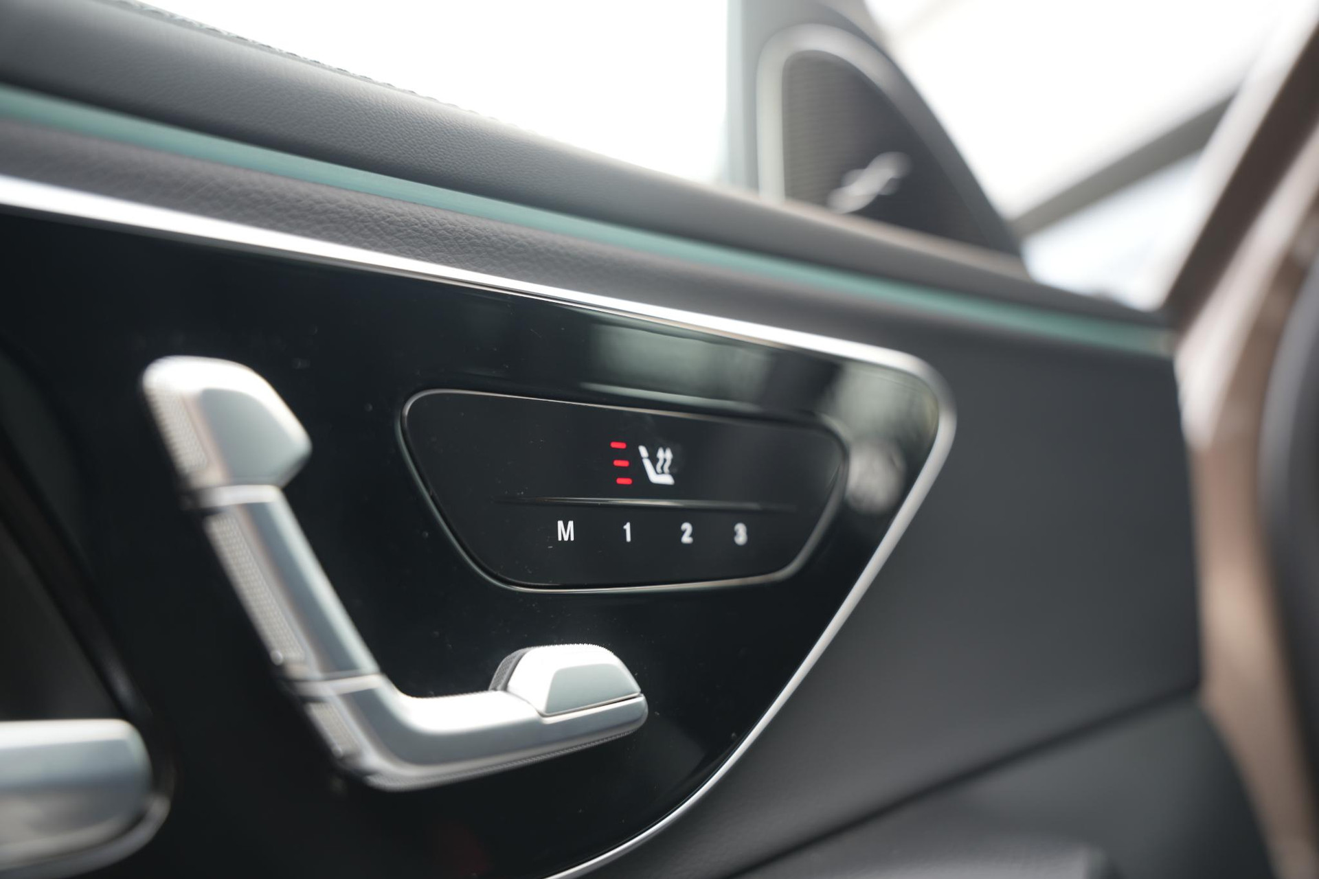 Mercedes-Benz E-Klasse All-Terrain 300 de 4MATIC All-Terrain 2025 Velvet brown-metallic finish (771U) 41