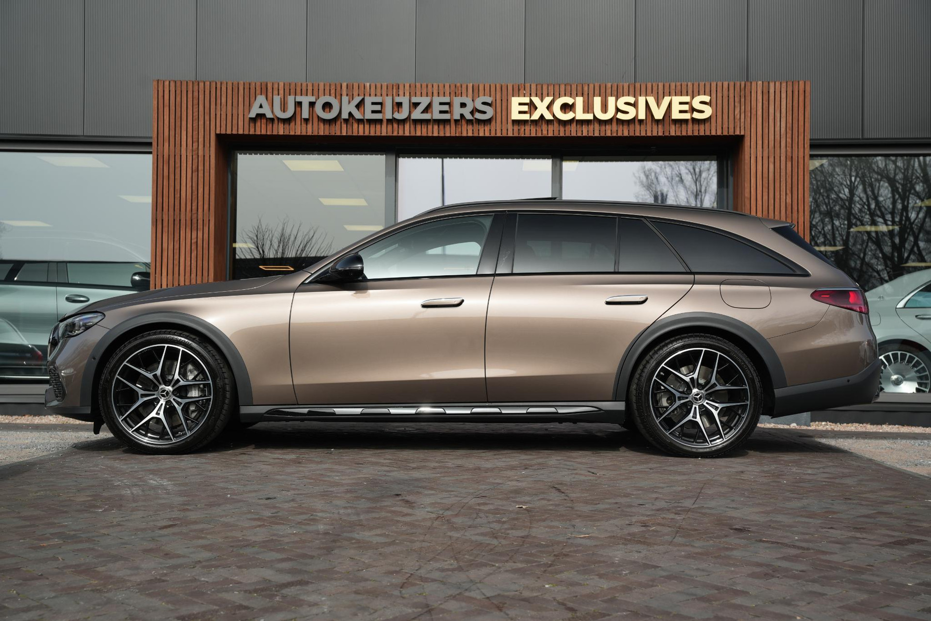 Mercedes-Benz E-Klasse All-Terrain 300 de 4MATIC All-Terrain 2025 Velvet brown-metallic finish (771U) 5