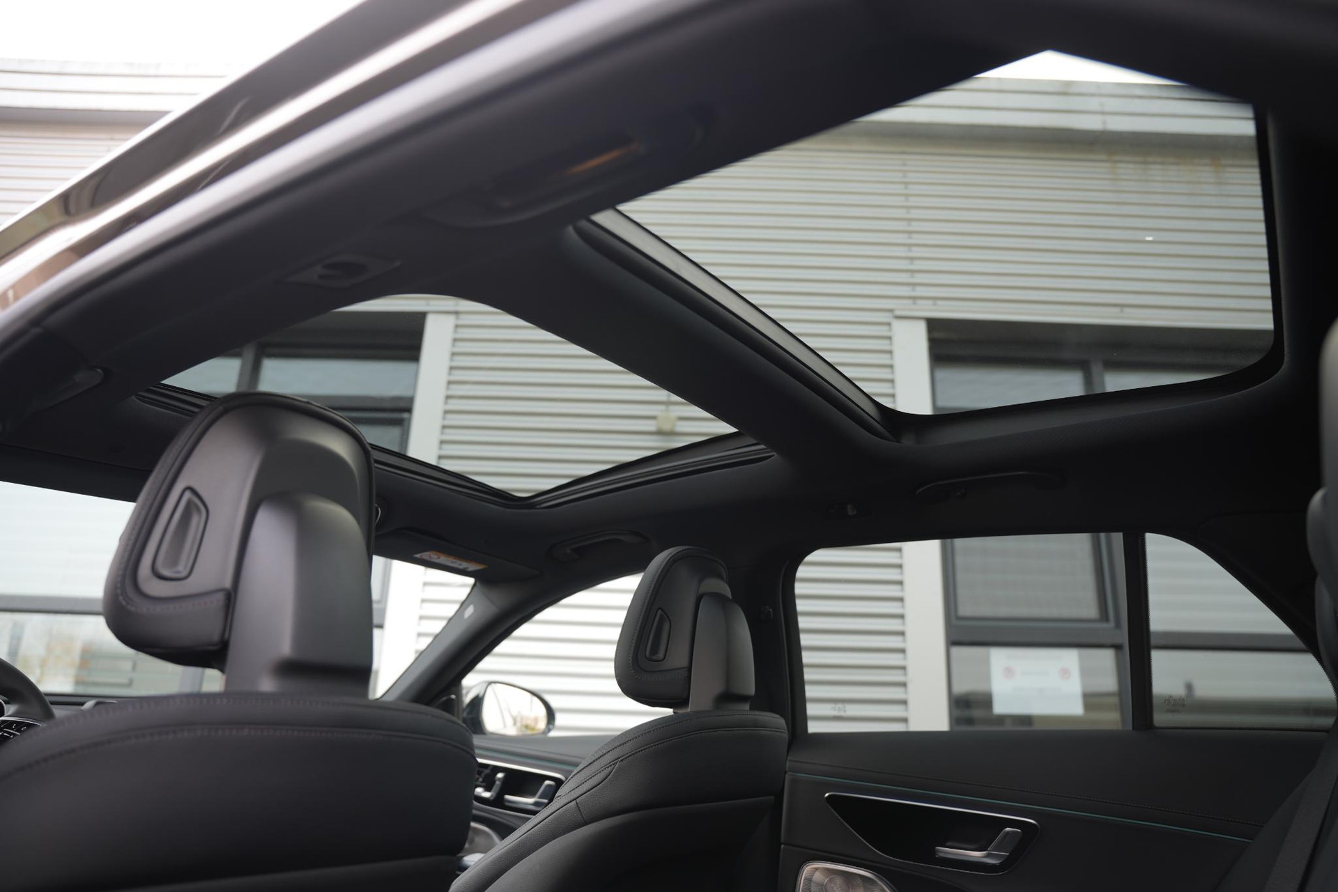 Mercedes-Benz E-Klasse All-Terrain 300 de 4MATIC All-Terrain 2025 Velvet brown-metallic finish (771U) 6