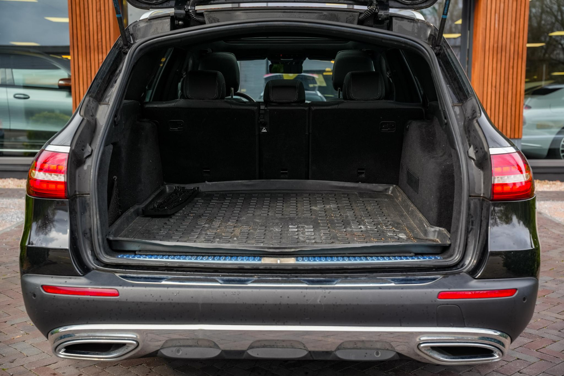 Mercedes-Benz E-Klasse All-Terrain 400 d 4Matic 2022 Obsidian black - metallic finish (197U) 27