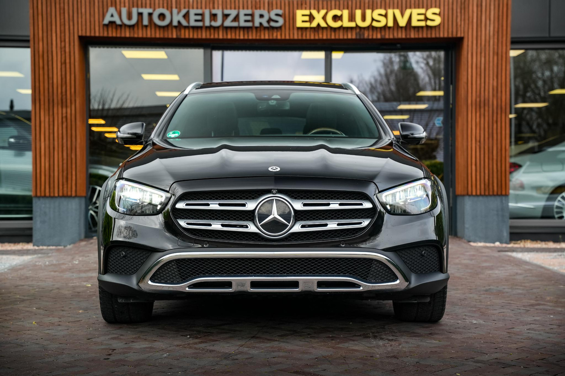 Mercedes-Benz E-Klasse All-Terrain 400 d 4Matic 2022 Obsidian black - metallic finish (197U) 3
