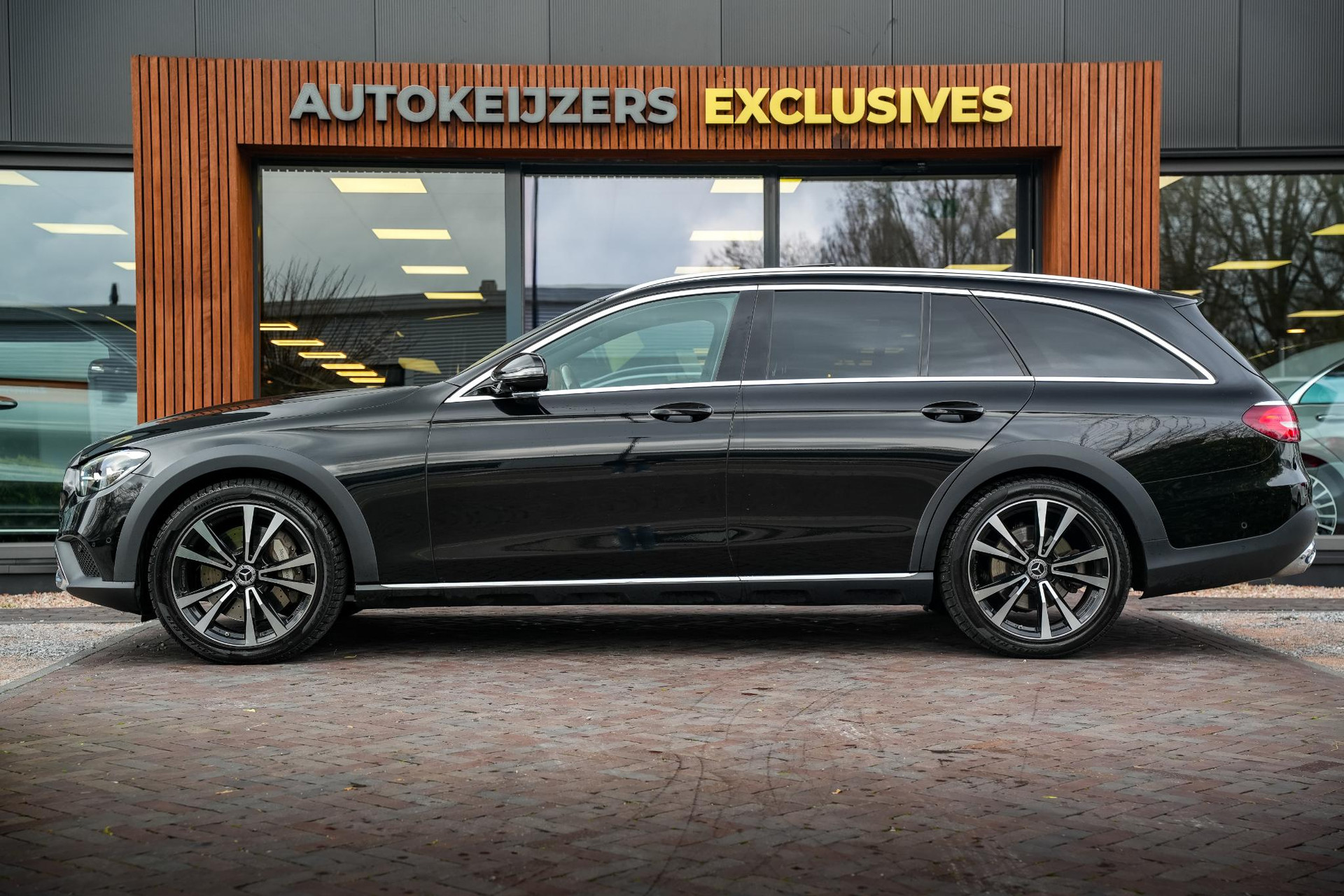Mercedes-Benz E-Klasse All-Terrain 400 d 4Matic 2022 Obsidian black - metallic finish (197U) 5