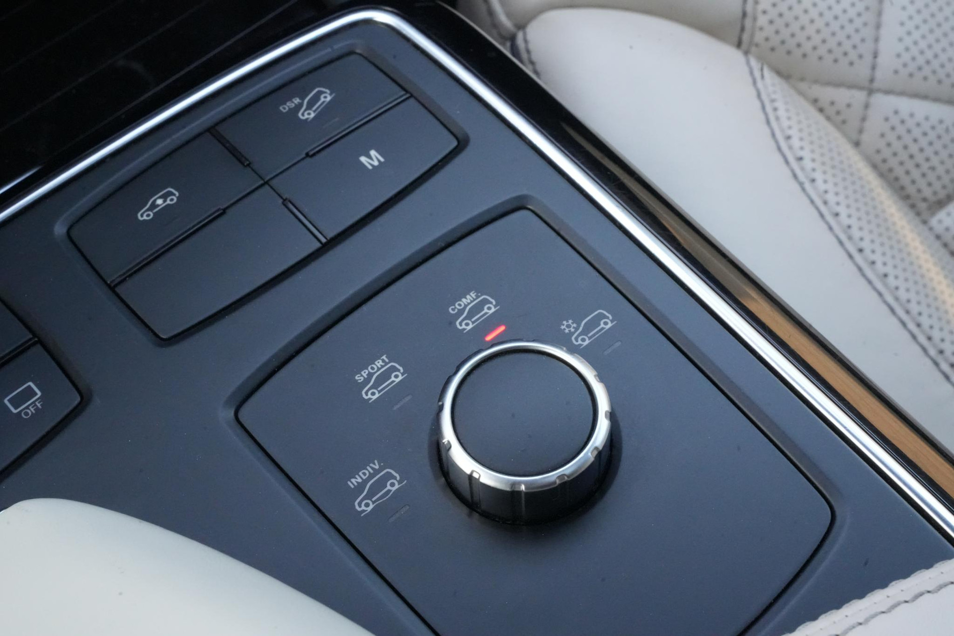 Mercedes-Benz GLE 500 e 4MATIC 2015 CAVANSITE BLUE METALLIC FINISH (890U) 41