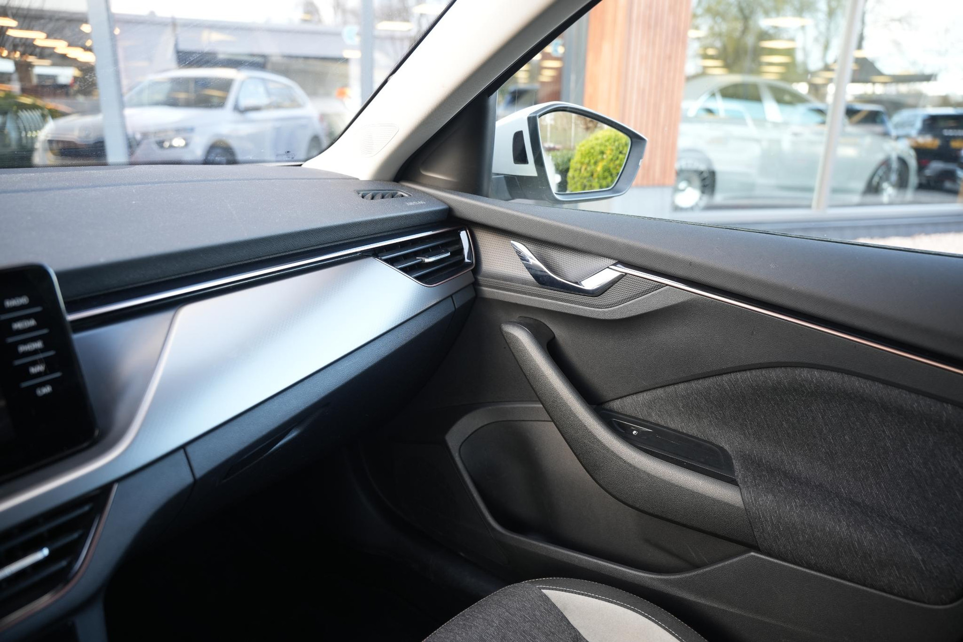 Škoda Kamiq 1.5 TSI ACT Business Edition 2023 Candy white 31