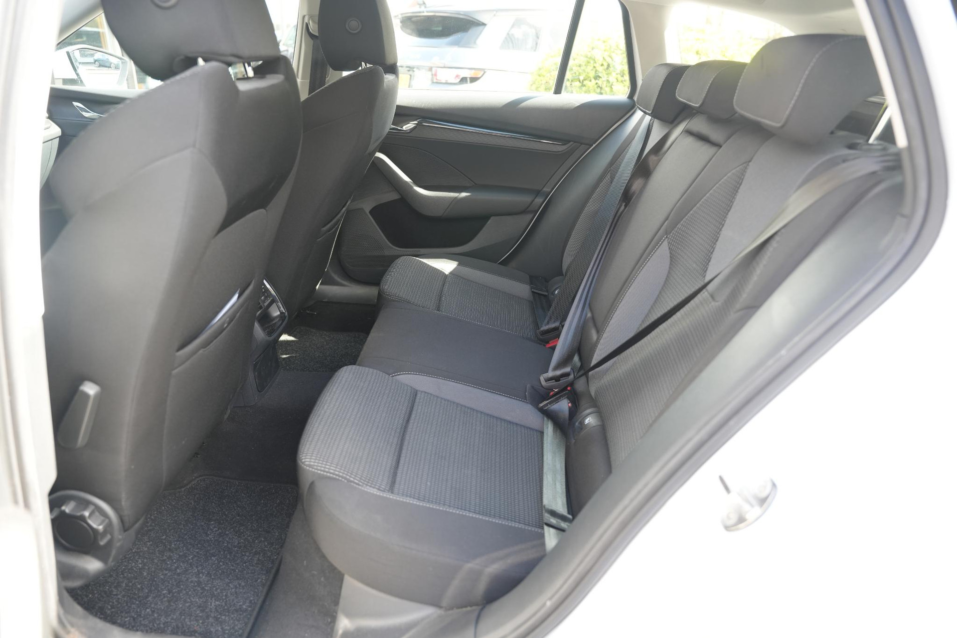 Škoda Octavia Combi 1.4 TSI iV PHEV Business Edition 2022 Moon white metallic 30