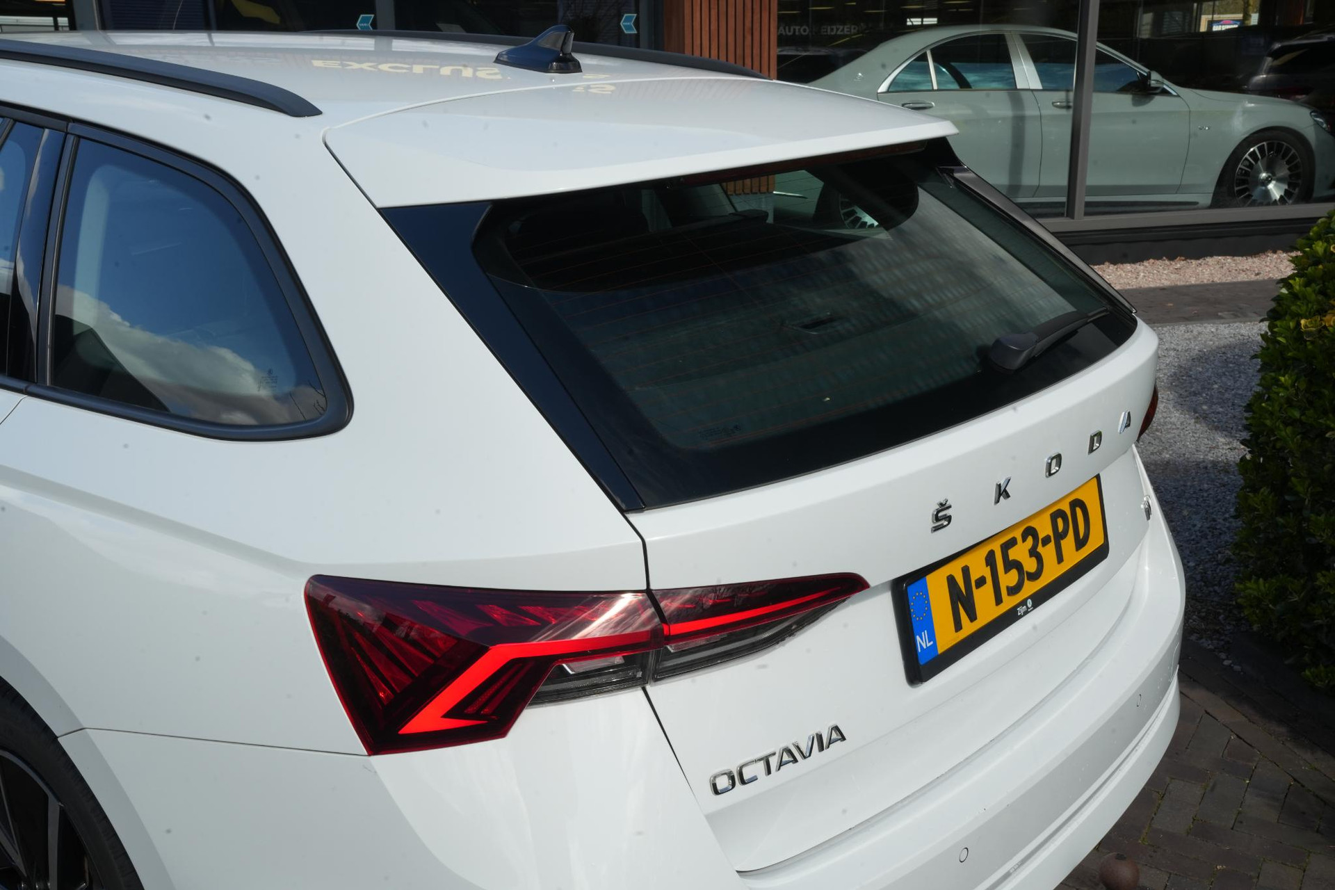 Škoda Octavia Combi 1.4 TSI iV PHEV Business Edition 2022 Moon white metallic 34