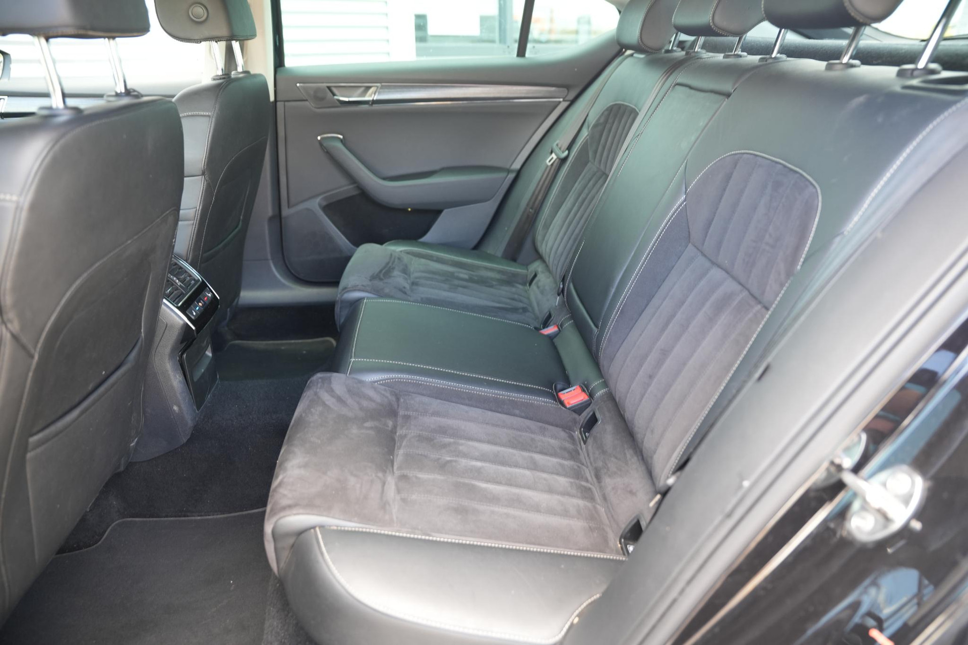 Škoda Superb 1.5 TSI ACT Business Edition 2020 Black magic mica 18