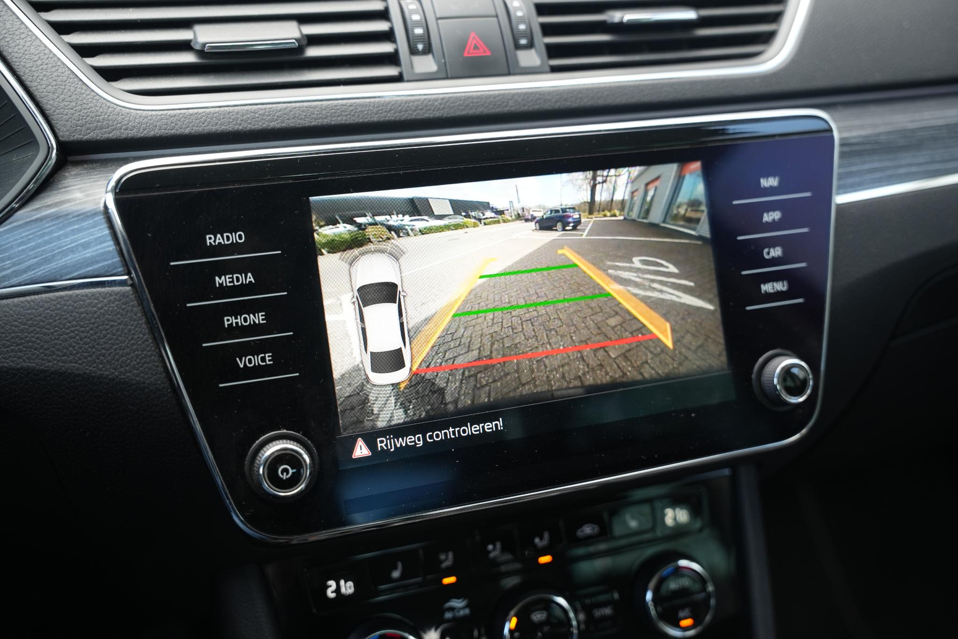 Škoda Superb 1.5 TSI ACT Business Edition 2020 Black magic mica 33