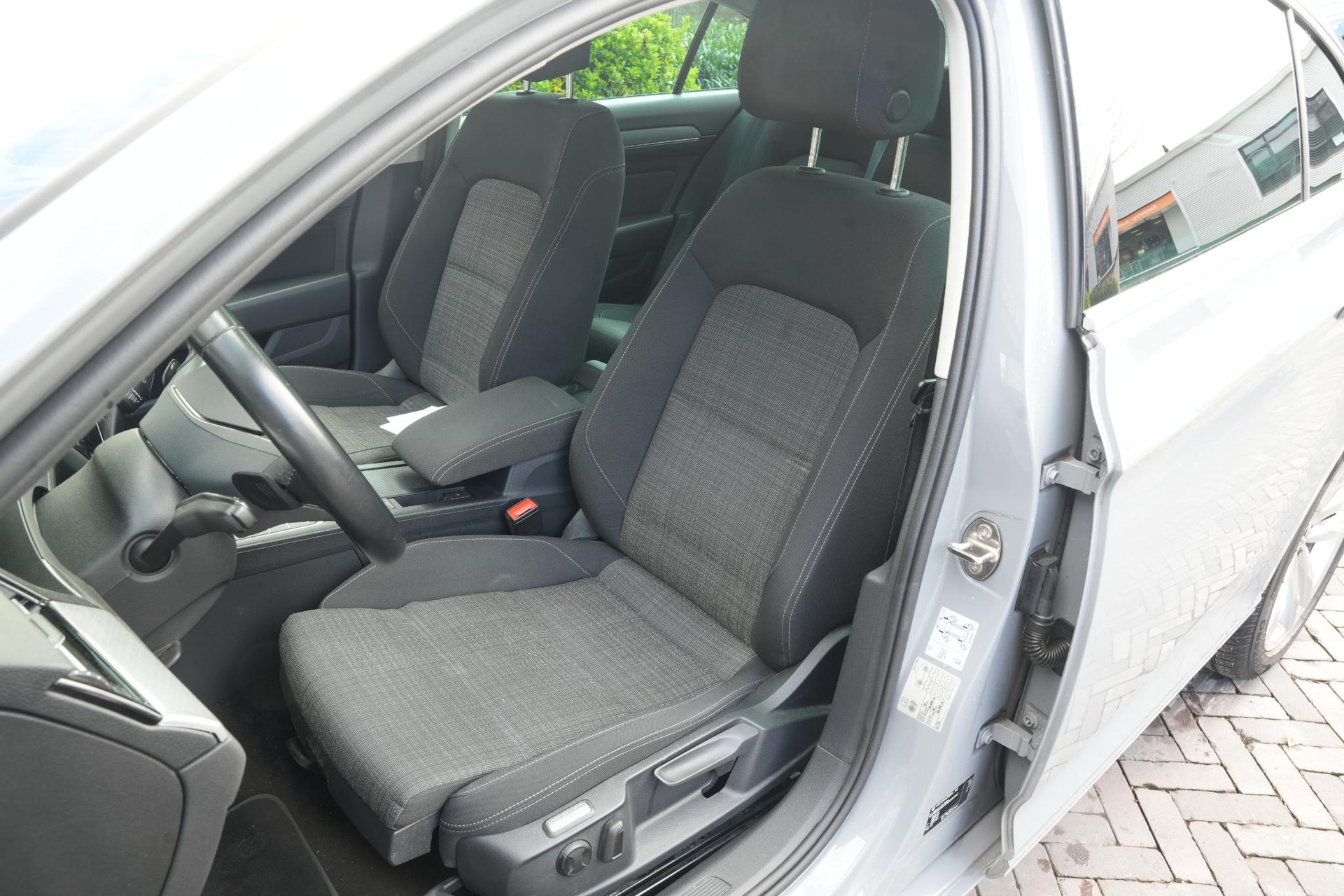 Volkswagen Passat 1.5 TSI Business 2022 Moonstone grey 14