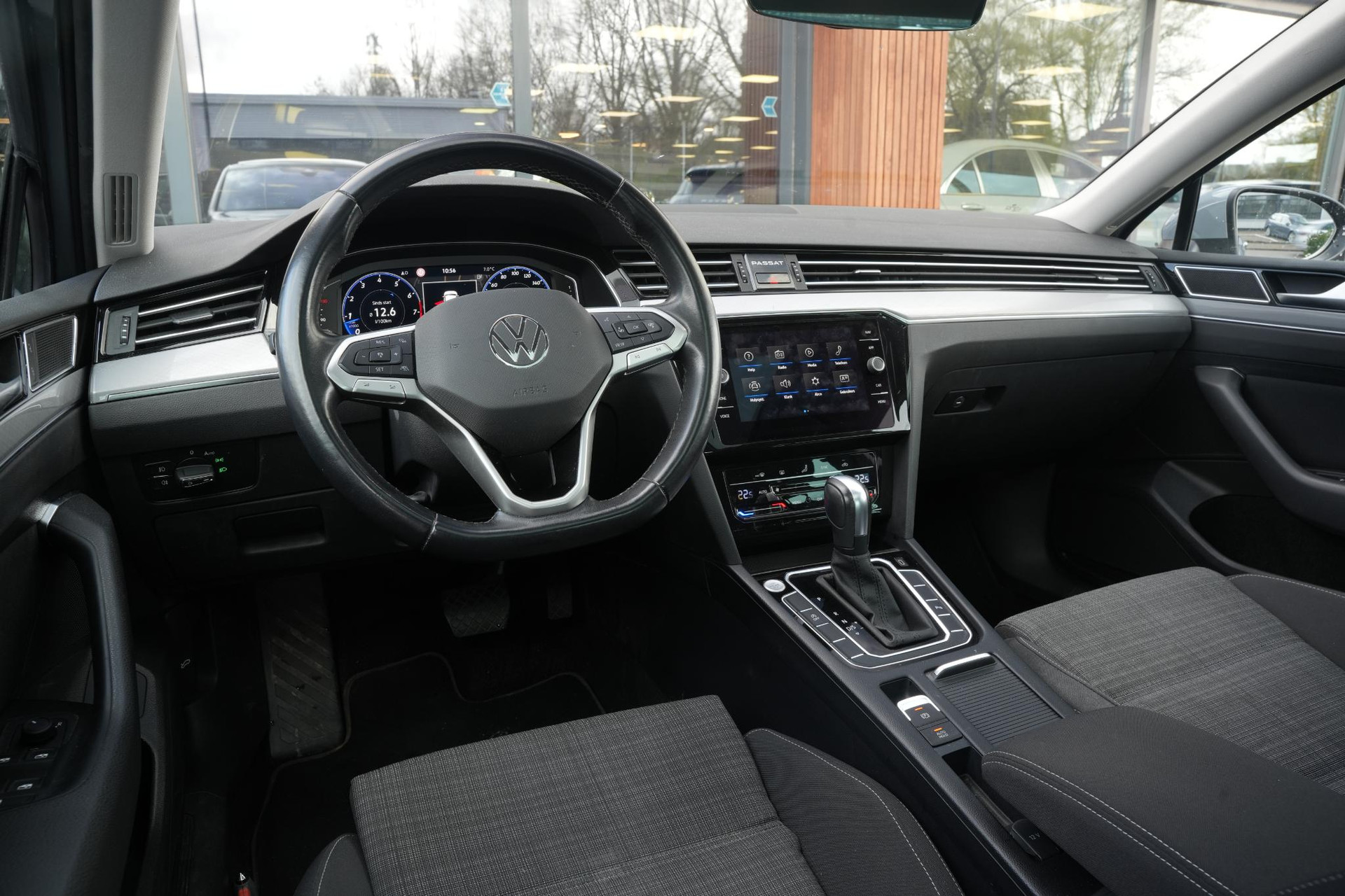 Volkswagen Passat 1.5 TSI Business 2022 Moonstone grey 2