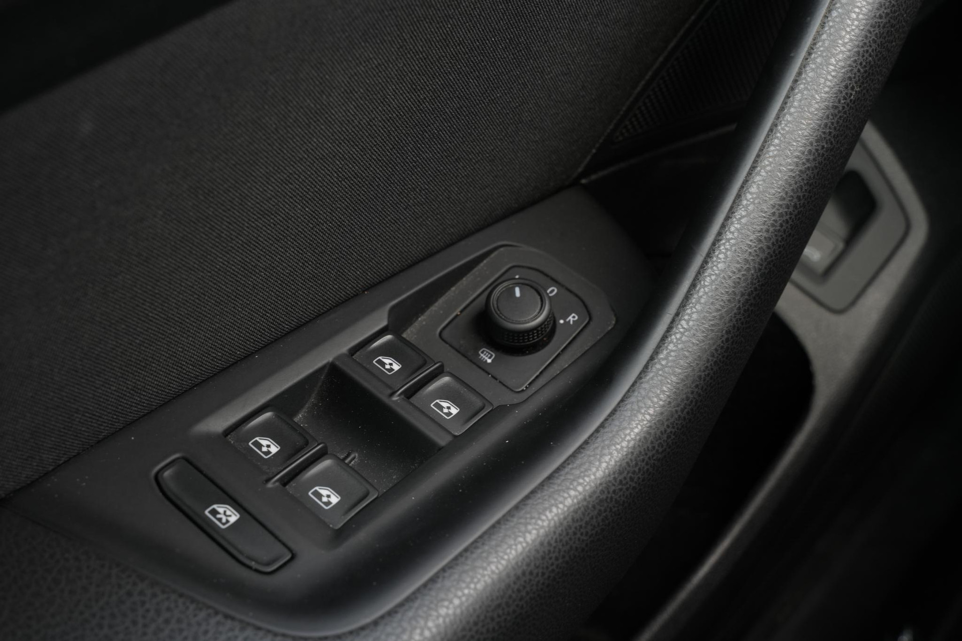 Volkswagen Passat 1.5 TSI Business 2022 Moonstone grey 22