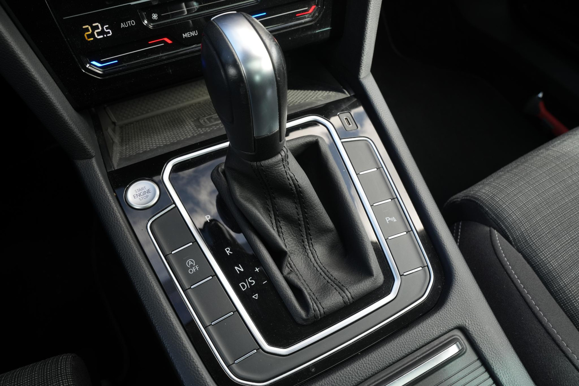 Volkswagen Passat 1.5 TSI Business 2022 Moonstone grey 23