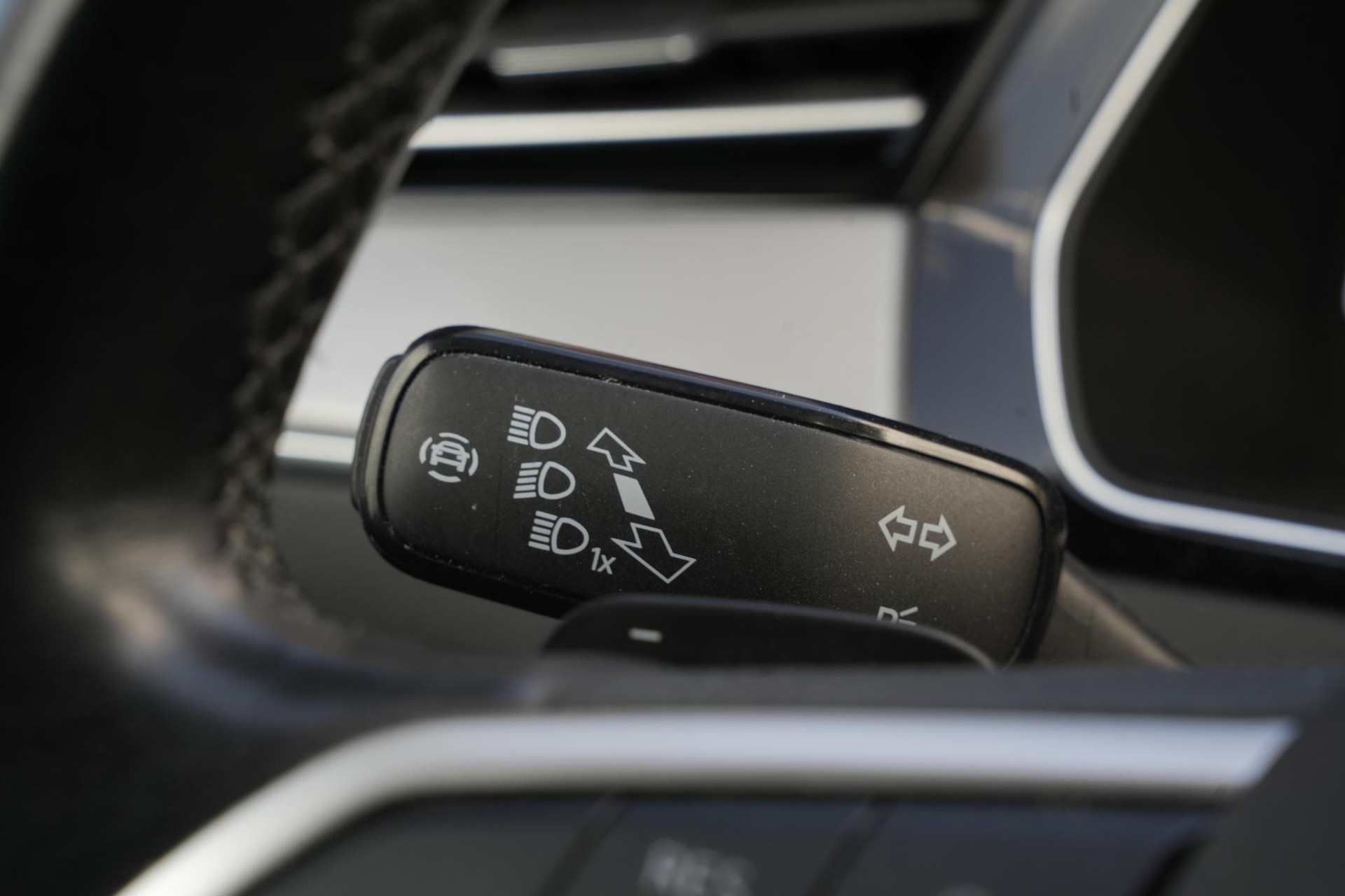 Volkswagen Passat 1.5 TSI Business 2022 Moonstone grey 32