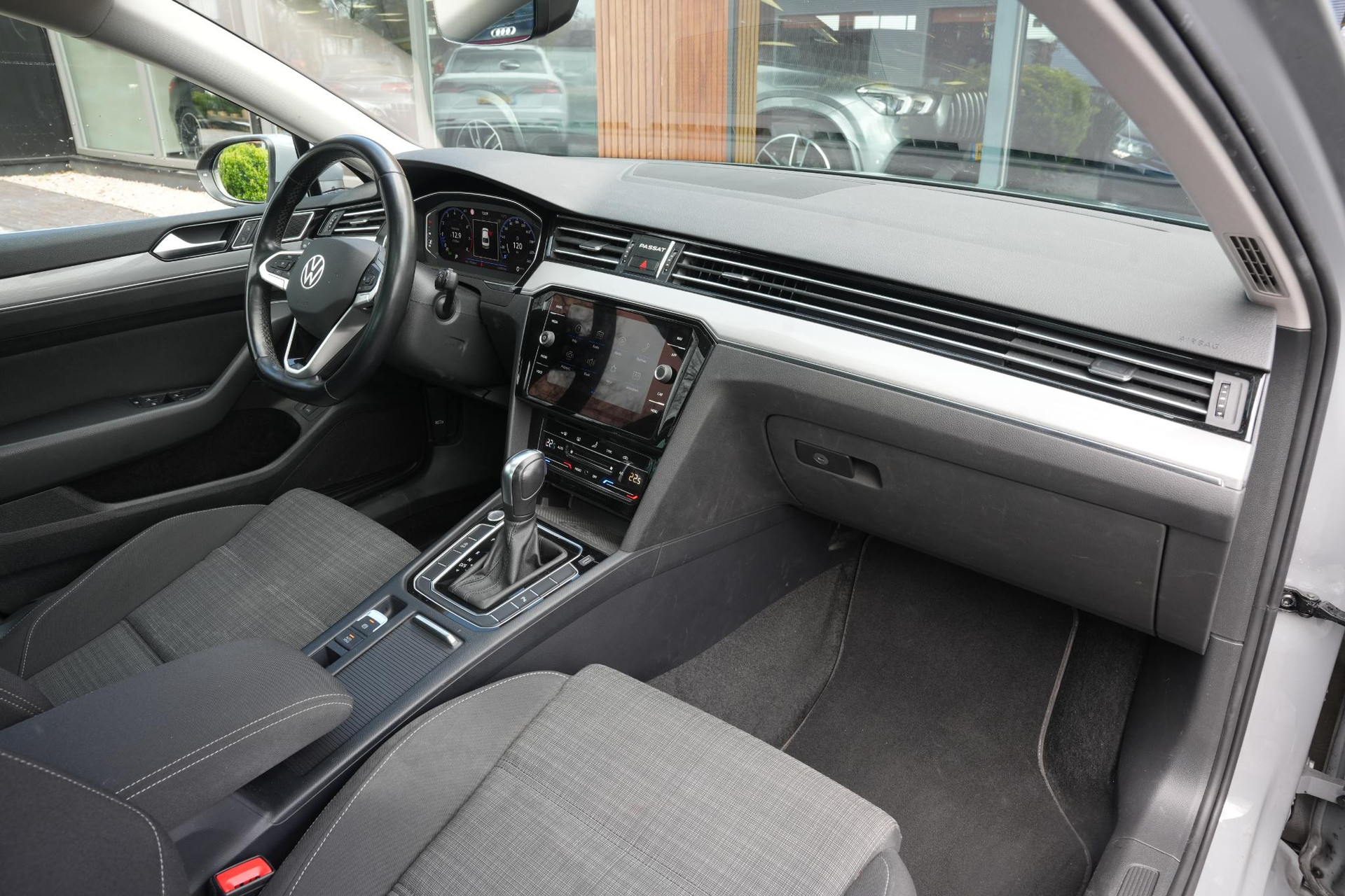 Volkswagen Passat 1.5 TSI Business 2022 Moonstone grey 8