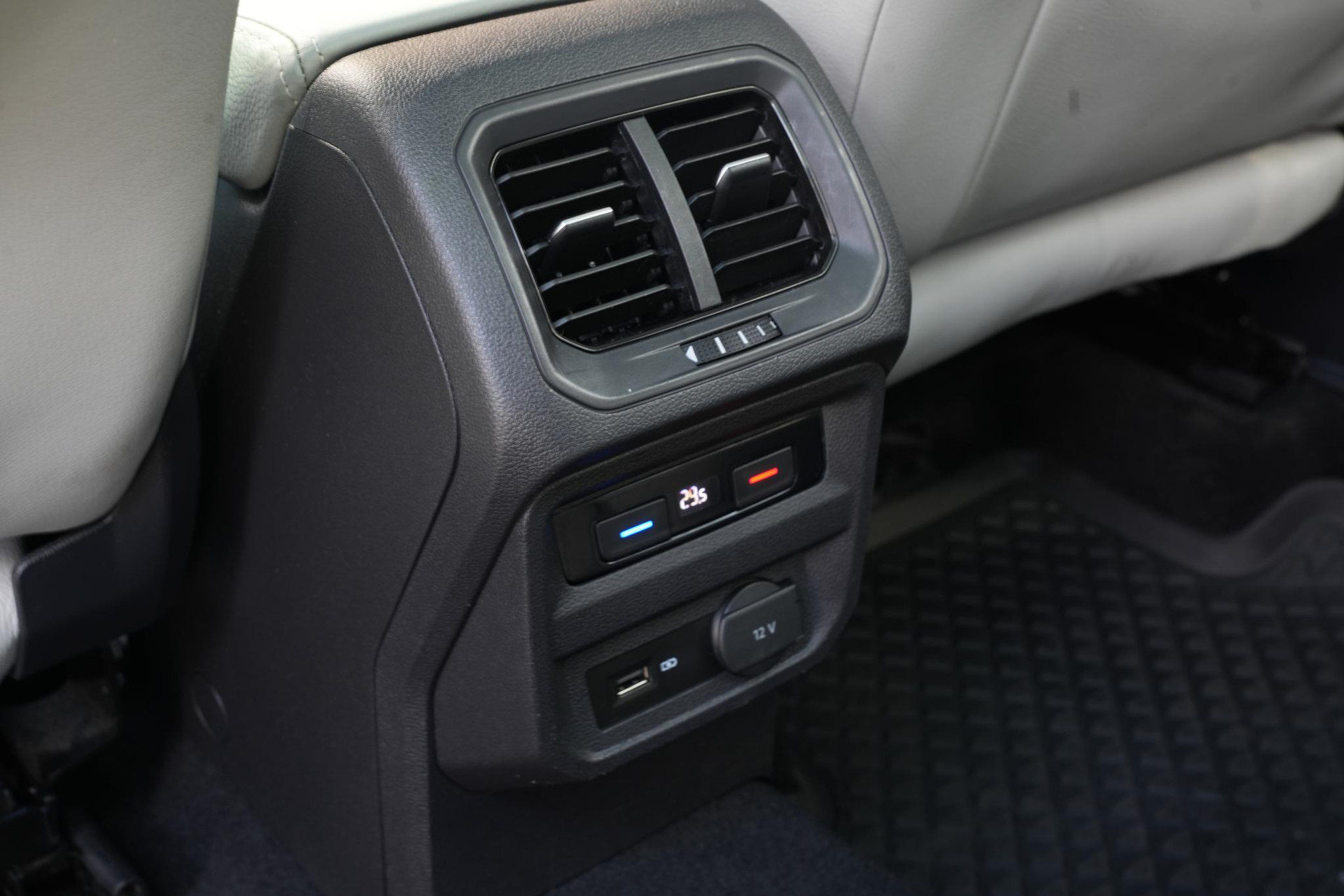 Volkswagen Tiguan Allspace 1.5 TSI Comfortline Business 2020 Platinum grey metallic 19