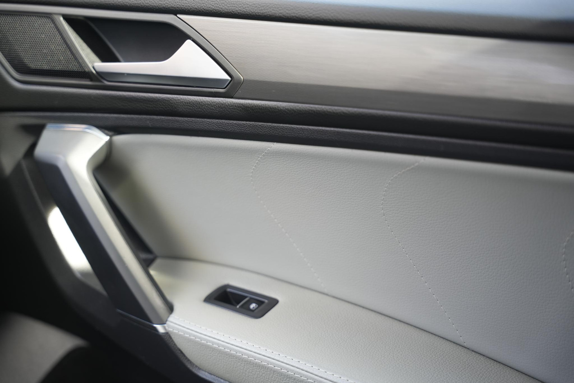 Volkswagen Tiguan Allspace 1.5 TSI Comfortline Business 2020 Platinum grey metallic 35