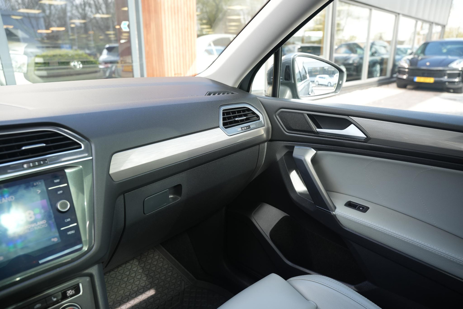 Volkswagen Tiguan Allspace 1.5 TSI Comfortline Business 2020 Platinum grey metallic 36