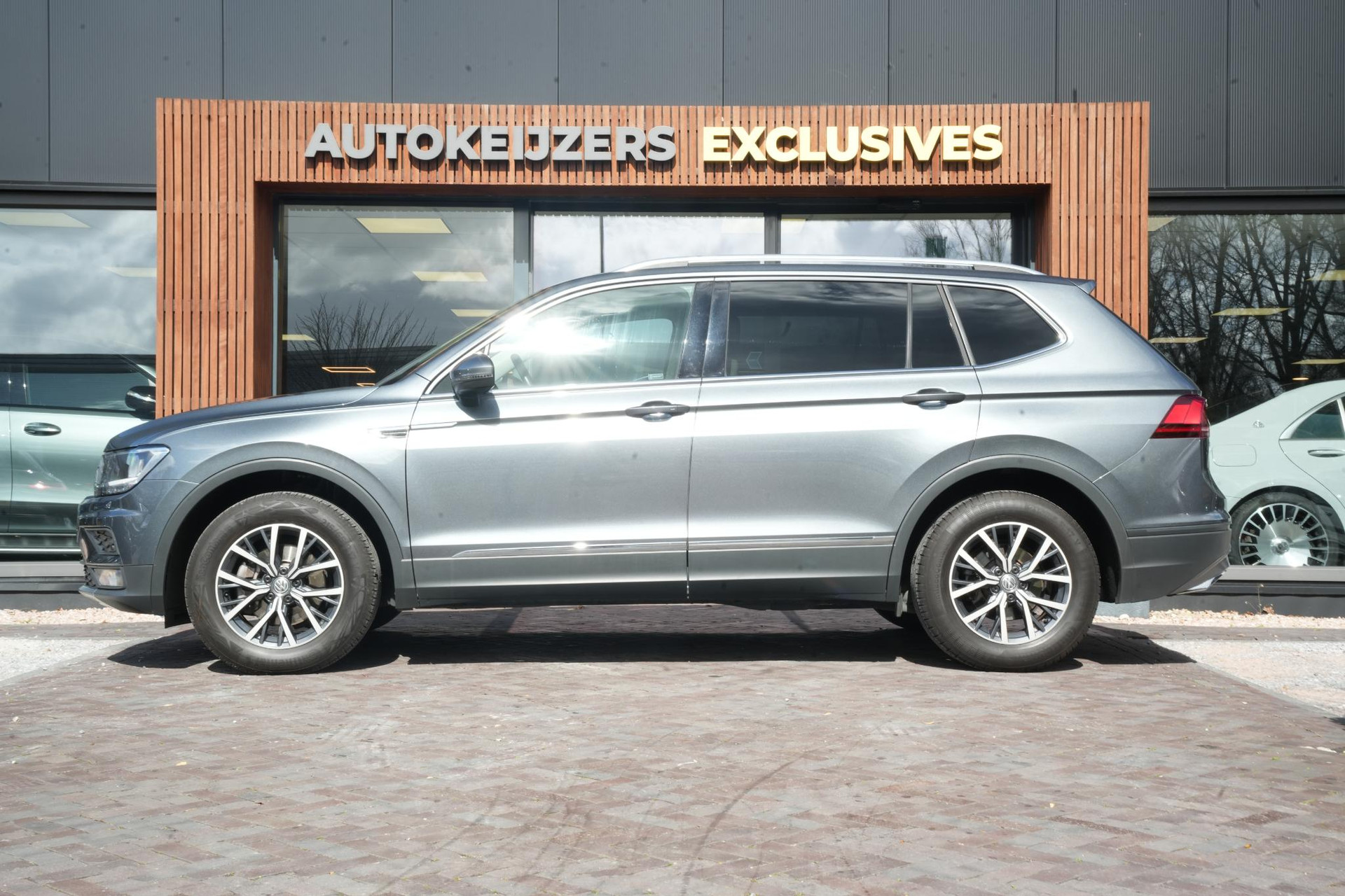 Volkswagen Tiguan Allspace 1.5 TSI Comfortline Business 2020 Platinum grey metallic 5