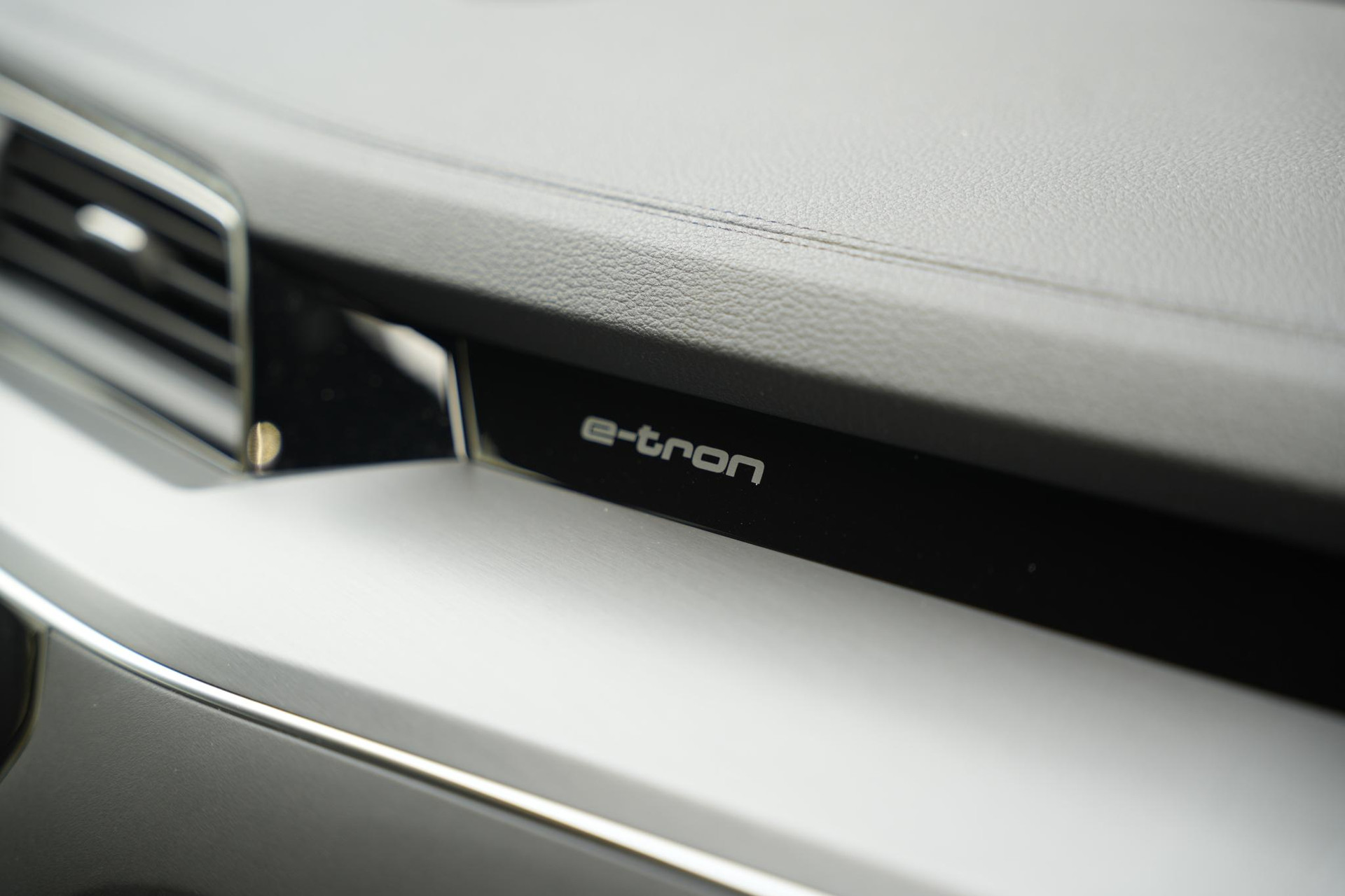 Audi e-tron e-tron 55 quattro advanced 95 kWh 2019 Mythoszwart metallic 22