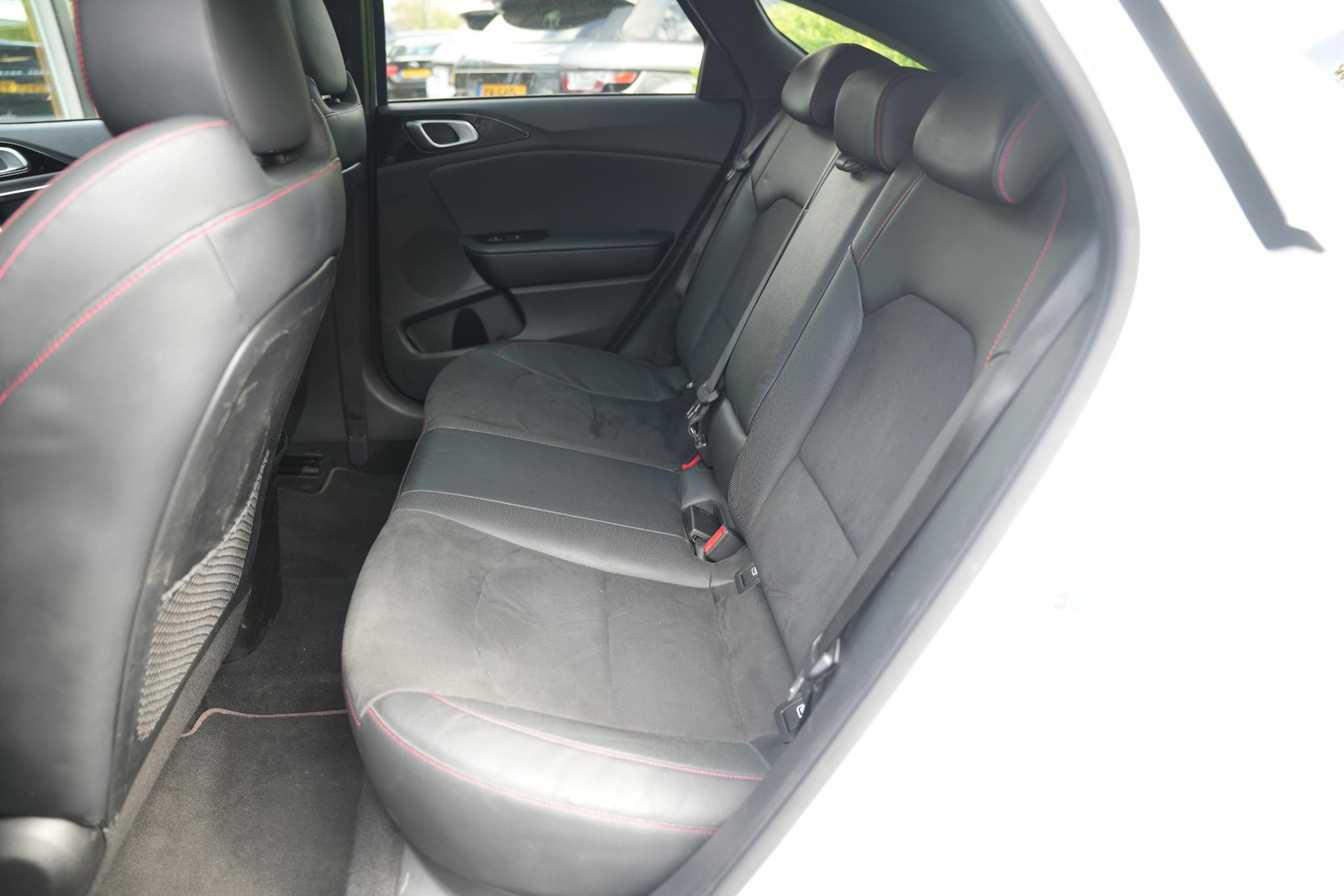 Kia ProCeed 1.6 T-GDI GT 2019 Deluxe White Pearl (HW2) 13