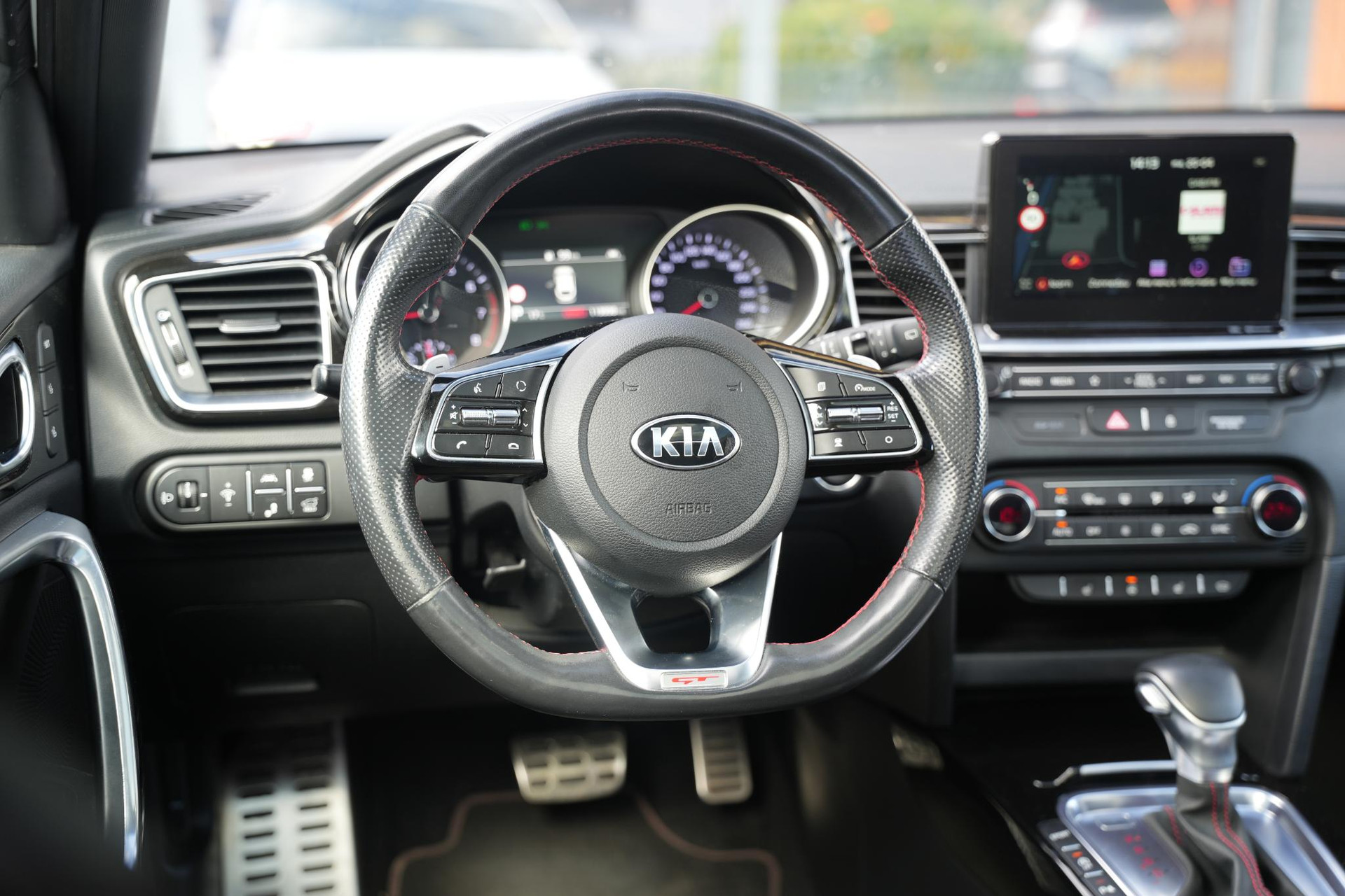 Kia ProCeed 1.6 T-GDI GT 2019 Deluxe White Pearl (HW2) 15