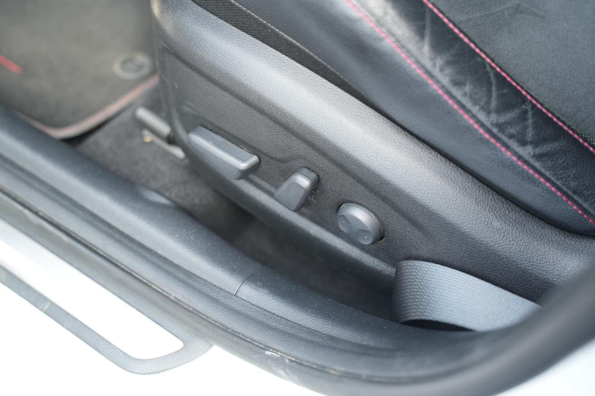 Kia ProCeed 1.6 T-GDI GT 2019 Deluxe White Pearl (HW2) 20