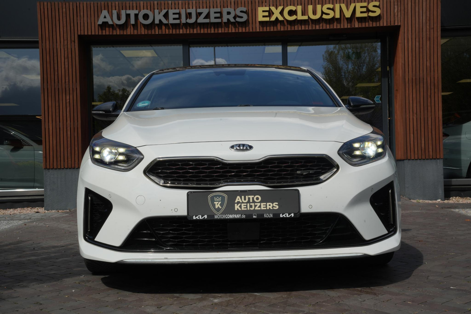 Kia ProCeed 1.6 T-GDI GT 2019 Deluxe White Pearl (HW2) 3
