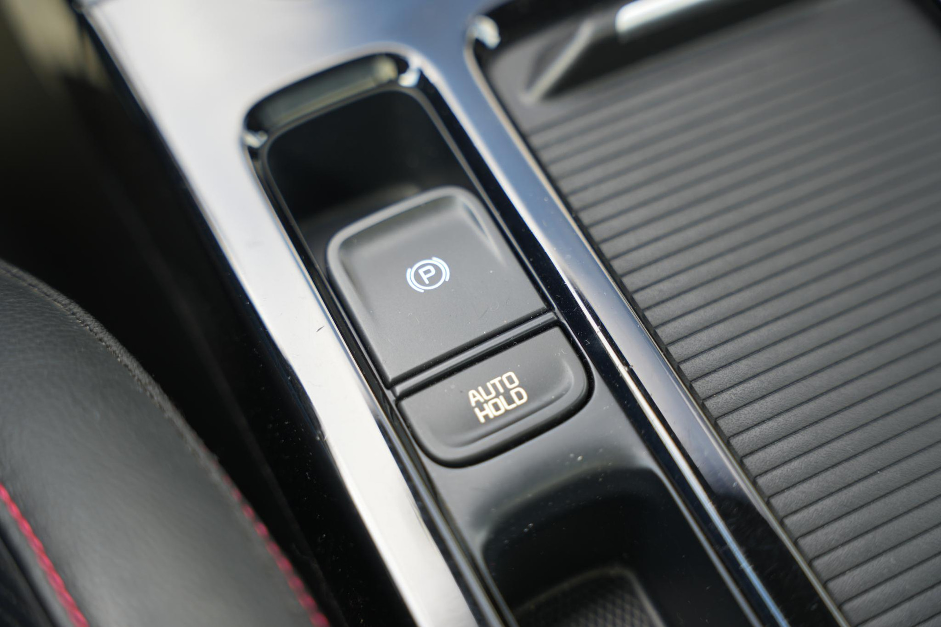 Kia ProCeed 1.6 T-GDI GT 2019 Deluxe White Pearl (HW2) 32