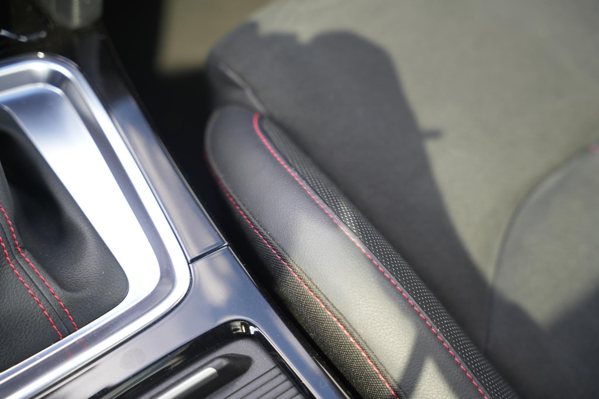 Kia ProCeed 1.6 T-GDI GT 2019 Deluxe White Pearl (HW2) 33