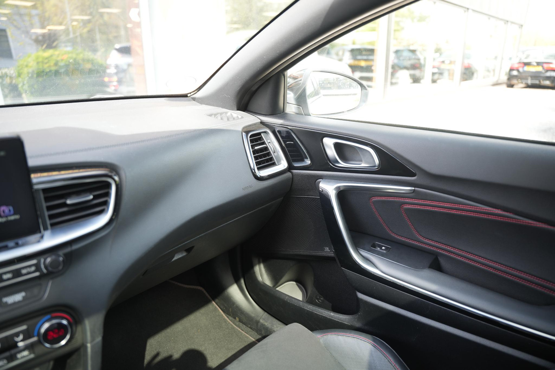 Kia ProCeed 1.6 T-GDI GT 2019 Deluxe White Pearl (HW2) 36