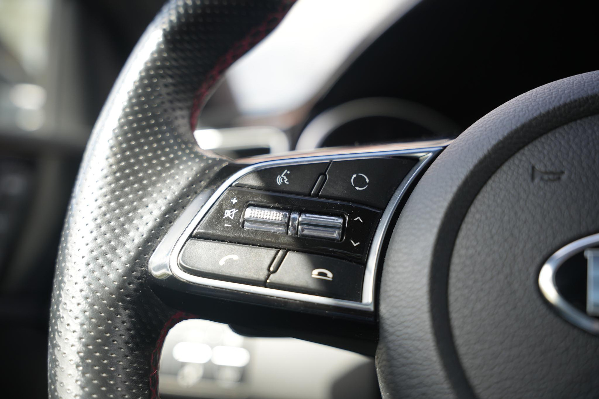 Kia ProCeed 1.6 T-GDI GT 2019 Deluxe White Pearl (HW2) 39