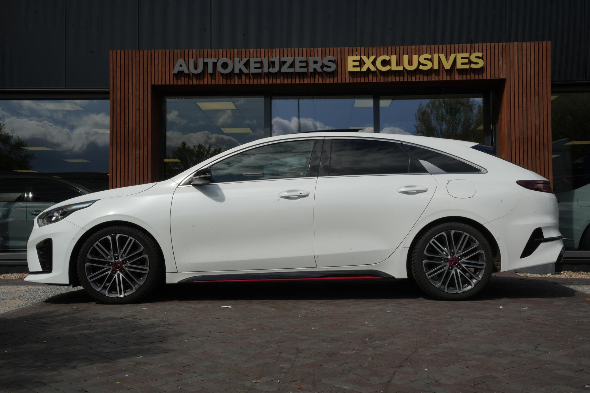 Kia ProCeed 1.6 T-GDI GT 2019 Deluxe White Pearl (HW2) 5