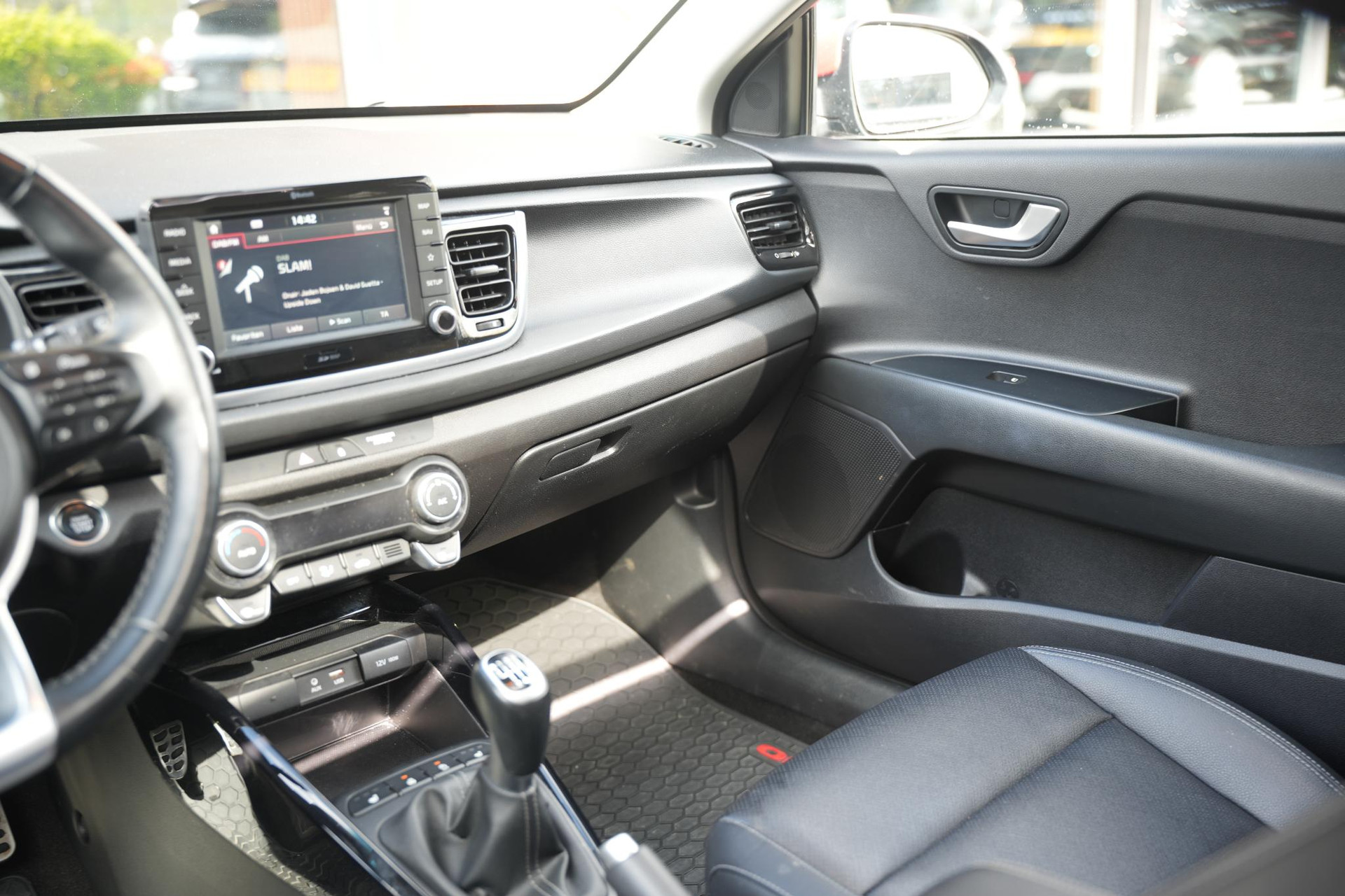Kia Rio 1.0 TGDI Platinum Edition 2017 Aurora Black Pearl (ABP) 16