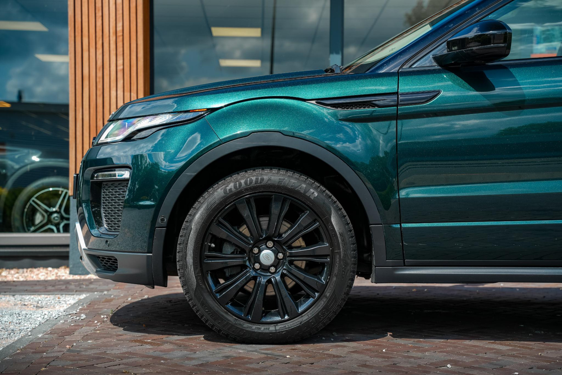 Land Rover Range Rover Evoque 2.0 Si4 SE Dynamic 2016 AINTREE GREEN 12