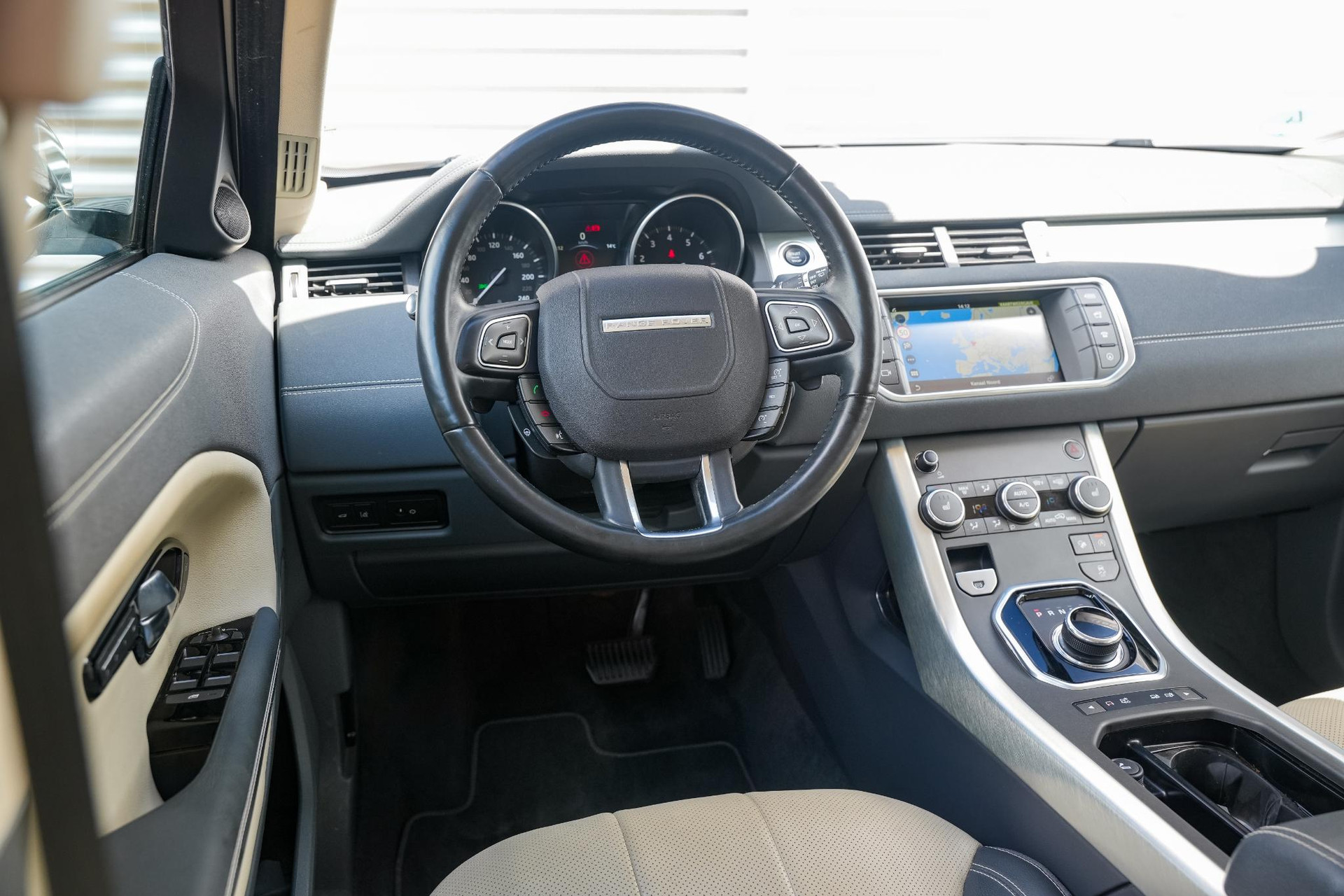 Land Rover Range Rover Evoque 2.0 Si4 SE Dynamic 2016 AINTREE GREEN 4