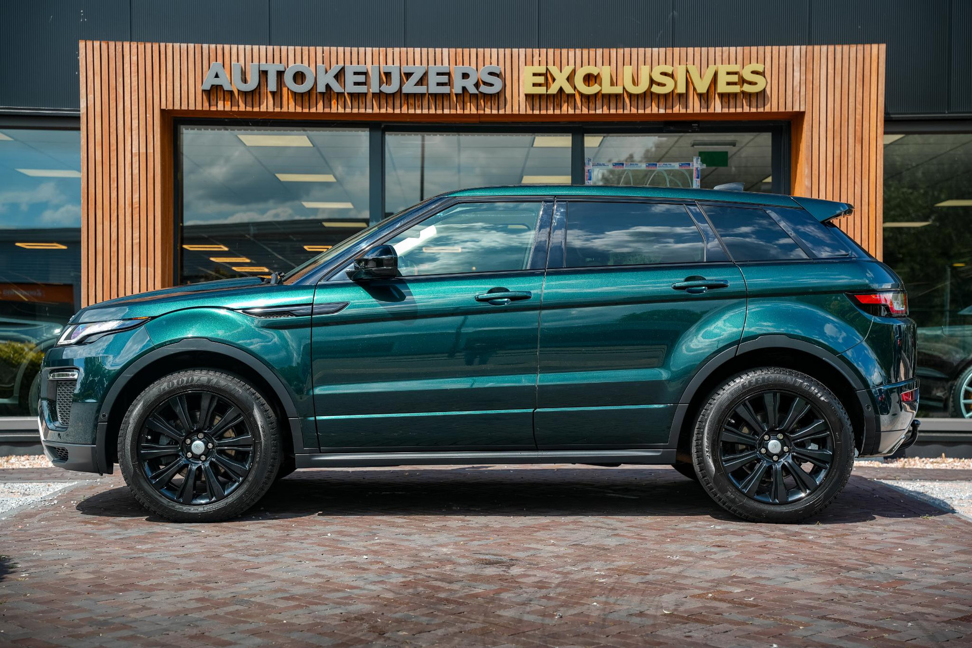 Land Rover Range Rover Evoque 2.0 Si4 SE Dynamic 2016 AINTREE GREEN 5