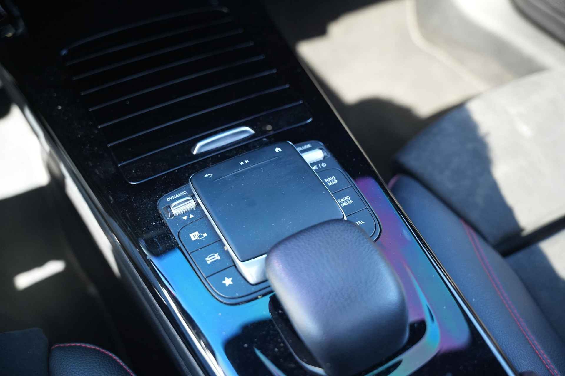 Mercedes-Benz A-Klasse 200 Business Solution AMG 2020 IRIDIUM SILVER - METALLIC FINISH (775U) 24