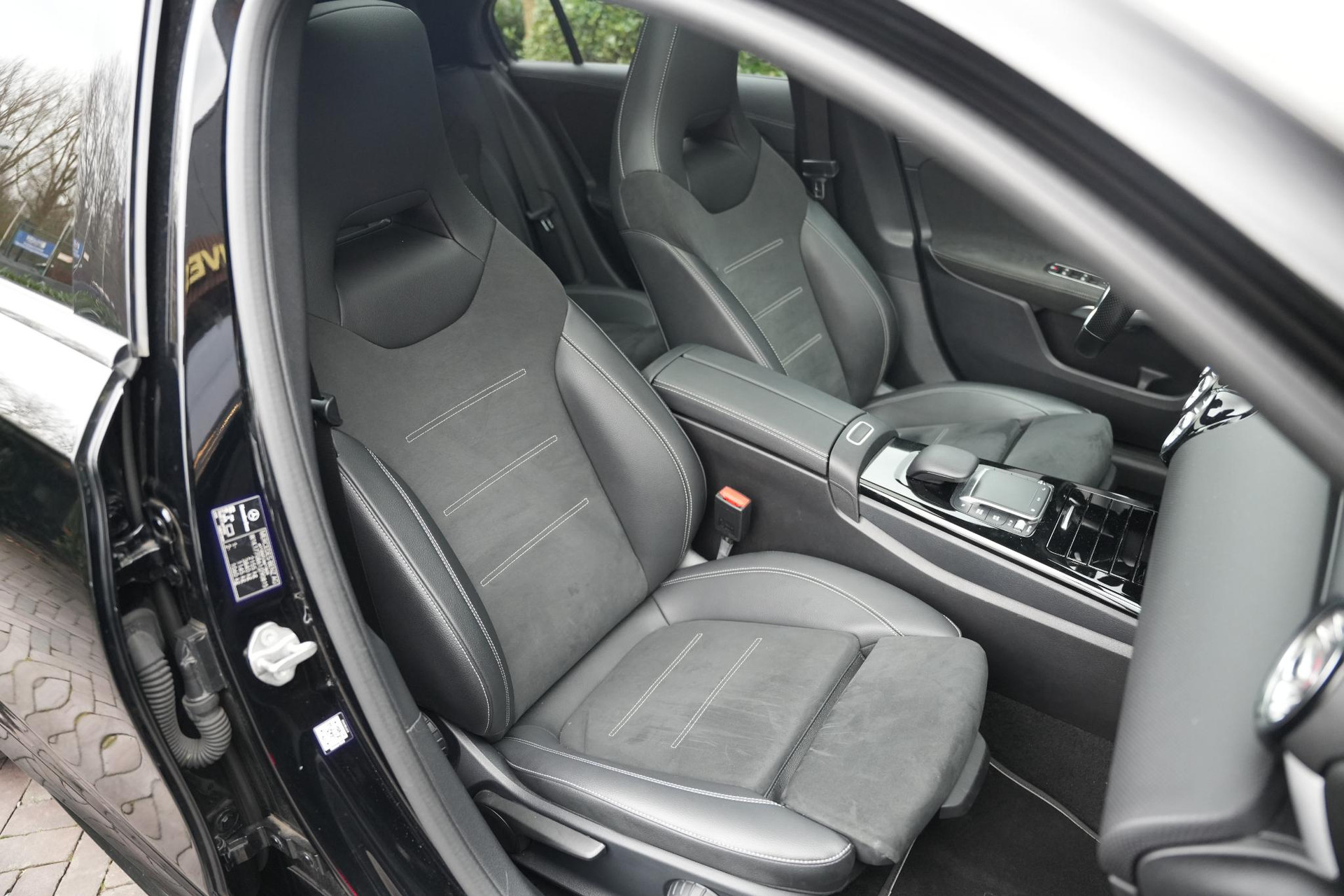 Mercedes-Benz A-Klasse 250 e Business Solution AMG Limited 2020  11