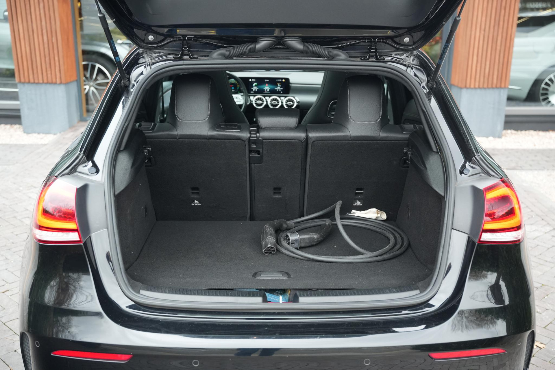 Mercedes-Benz A-Klasse 250 e Business Solution AMG Limited 2020  18