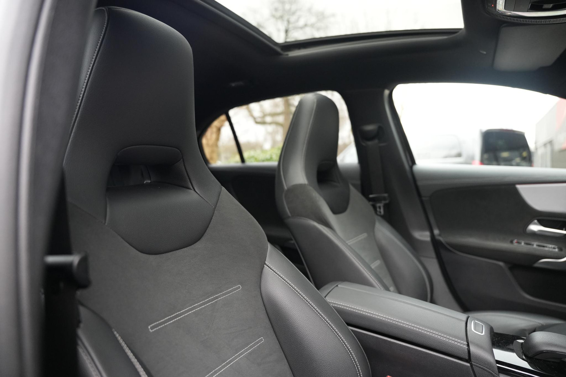 Mercedes-Benz A-Klasse 250 e Business Solution AMG Limited 2020  24