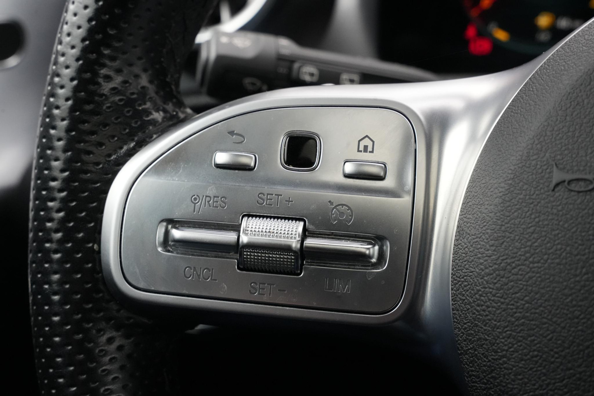 Mercedes-Benz A-Klasse 250 e Business Solution AMG Limited 2020  29