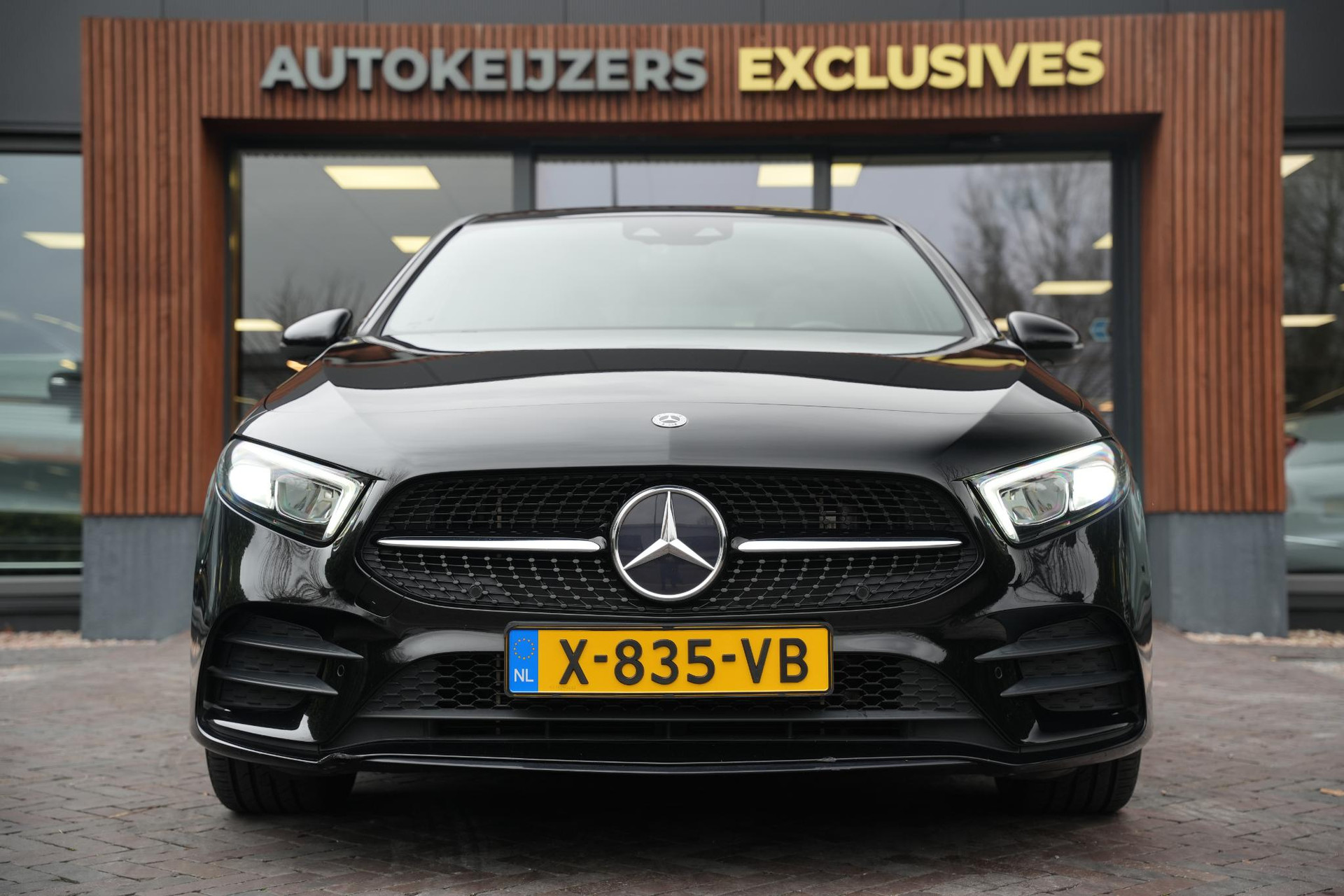 Mercedes-Benz A-Klasse 250 e Business Solution AMG Limited 2020  3