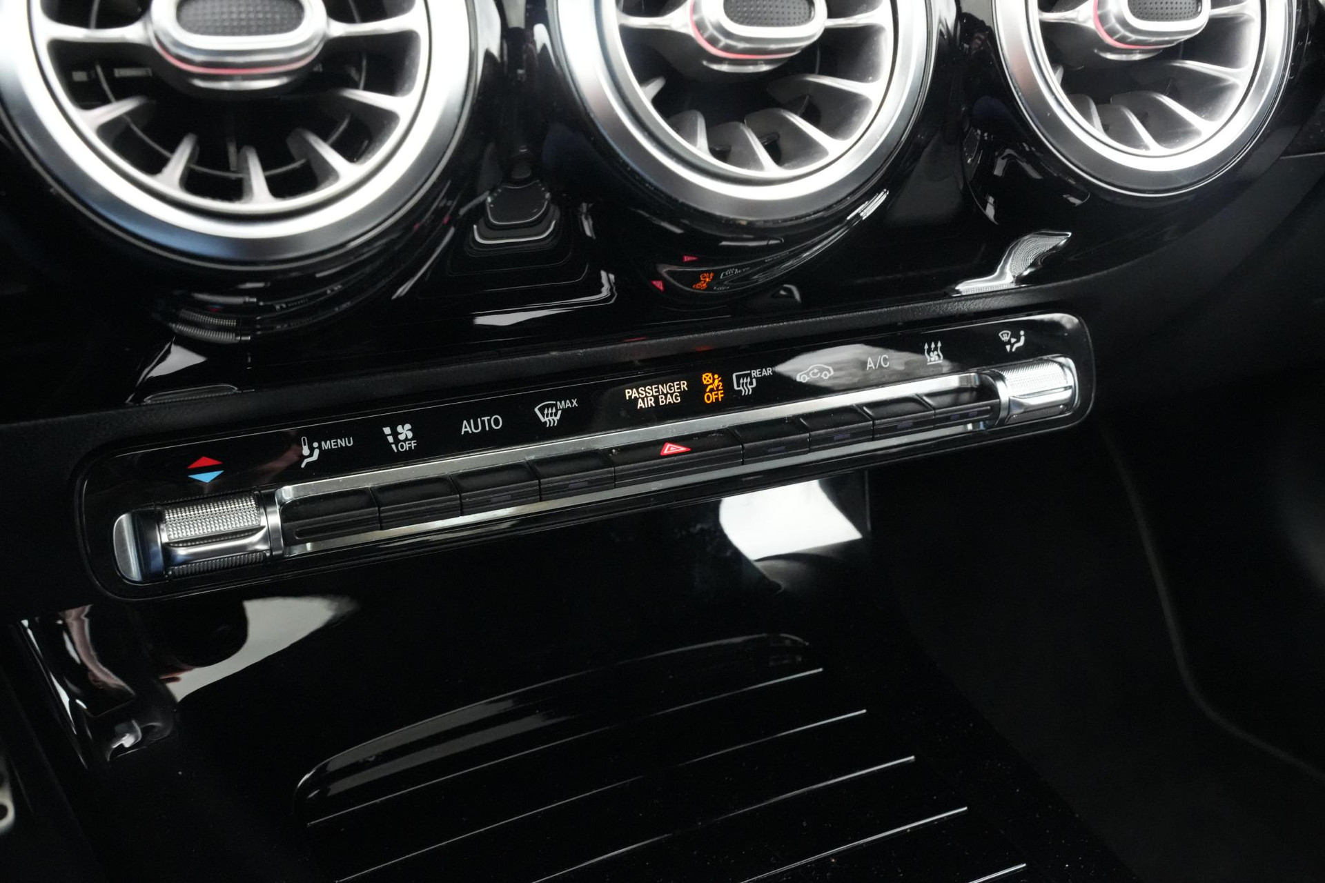 Mercedes-Benz A-Klasse 250 e Business Solution AMG Limited 2020  35