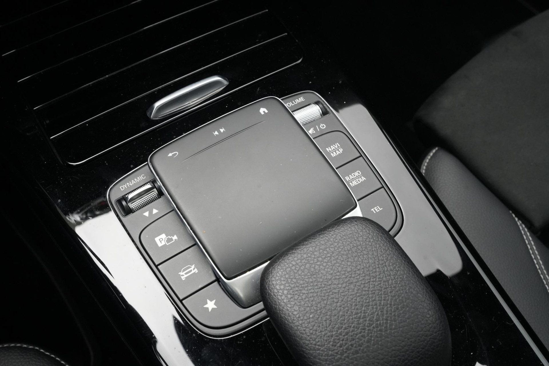 Mercedes-Benz A-Klasse 250 e Business Solution AMG Limited 2020  36