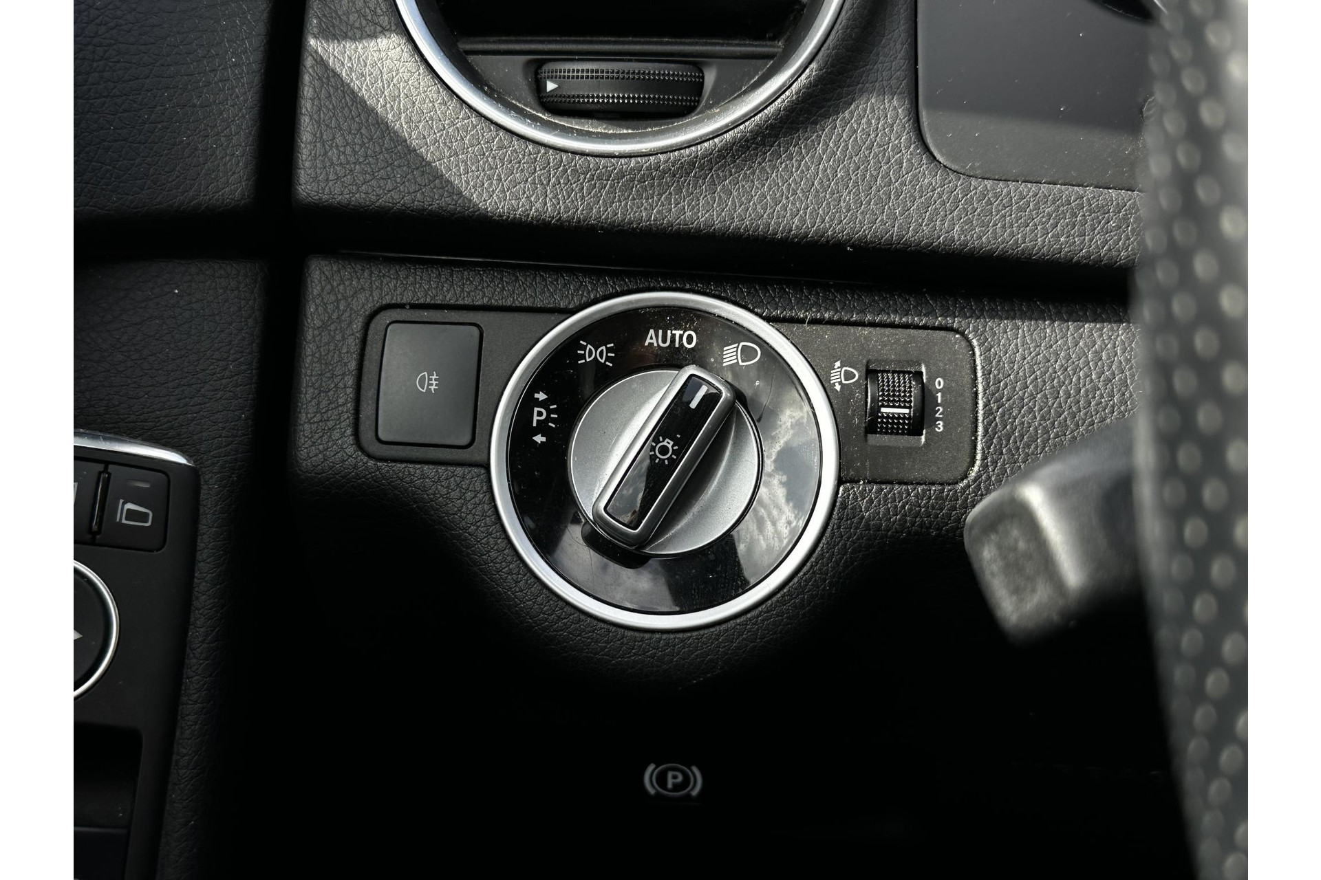 Mercedes-Benz C-Klasse 180 Business Class Avantgarde 2012 MAGNETITE BLACK - METALLIC FINISH (183U) 25