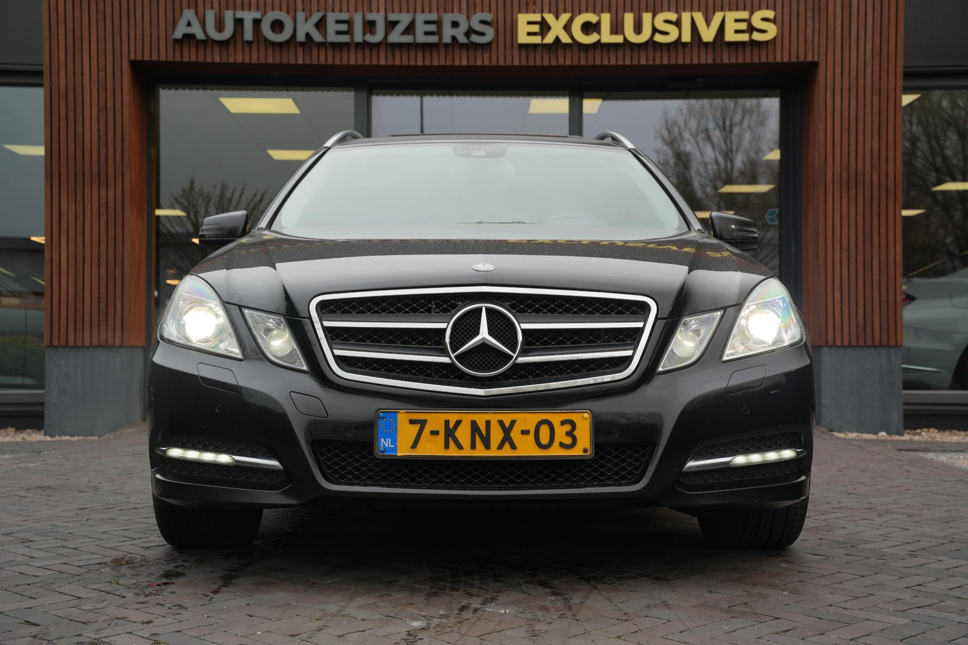Mercedes-Benz E-Klasse Estate 250 CDI Business Class Avantgarde 2012 OBSIDIAN BLACK (197U) 3