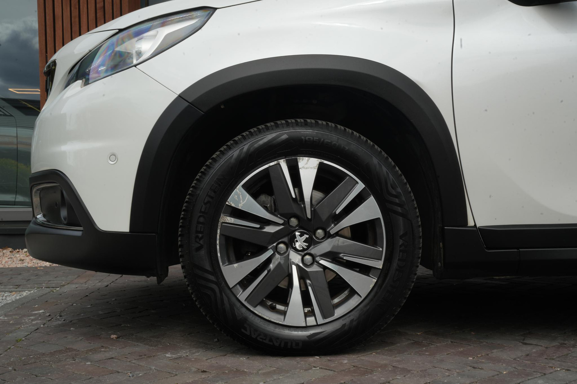 Peugeot 2008 1.2 PureTech Allure 2017 Vernismetaallak gris artense 10