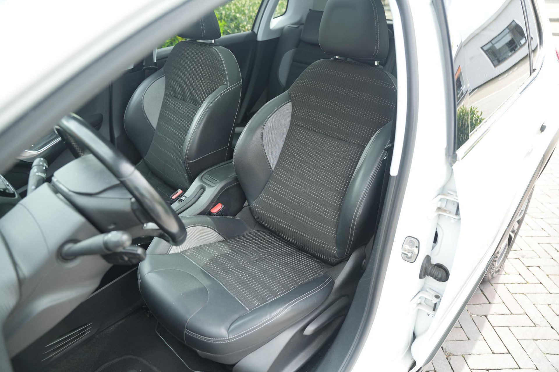 Peugeot 2008 1.2 PureTech Allure 2017 Vernismetaallak gris artense 15